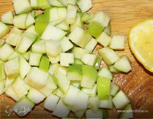 Салат,черемшу и базилик порезать или порвать руками.Яблоко порезать на кубики и тут же выжать на него сок из половинки лимона.