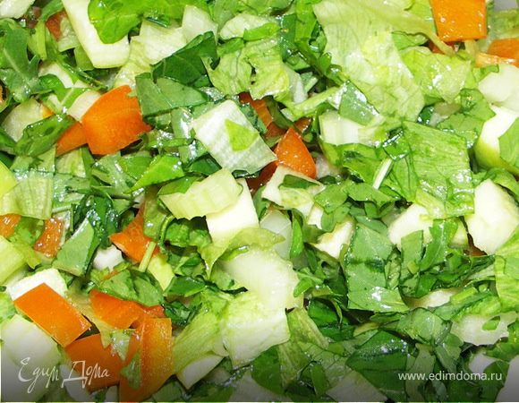 Перчик порезать соломкой.Всё перемешать.Полить маслом.Чуть посолить.Посыпать орешками можно кушать:)Приятного аппетита!