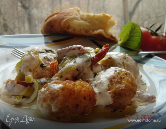 В ступке размять тмин и кориандр,и прогреть их на горячей сковороде.Добавить немного растительного масла и чуть потушить лук-порей.Затем в сковороду добавить резаные помидоры ,йогурт и кинзу(можно мороженную).Посолить.Немного прогреть на медленном огне,не давая свернуться йогурту.Помидоры и зелень остаются почти свежими.Залить этим соусом тефтельки.Дать немного настояться.Подавать с зеленым салатом.Гарнировать можно кус-кусом,булгуром или пастой.Но самое вкусное сочетание с "Фокаччей"(http://www/edimdoma.ru/recipes/20898