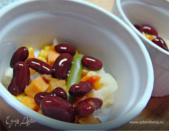 Курицу отварить до готовности. В маленькие формочки выложить фасоль, кукурузу, размороженные овощи, отварную курицу, залить 2 ложками куриного бульона, посыпать тертым сыром и сделать кружочки диаметром с формочку и накрыть сверху. Поставить в духовку пока тесто не станет золотистым. 
Приятного аппетита :) 