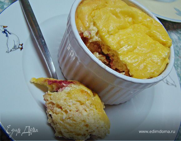 Смешиваем все ингредиенты, взбиваем миксером до однородной массы. Добавляем вишни и запекаем в духовке при 200 градусах минут 25. 
Ням-ням :) 