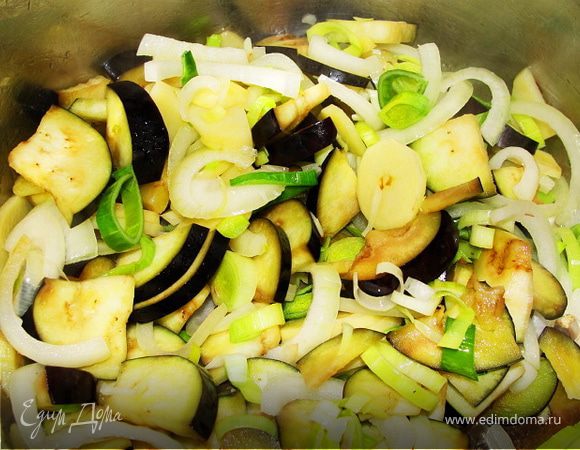 На растительном масле обжарить нарезанные лук, картофель, баклажан и лук-порей.