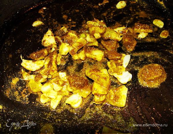 В отдельной маленькой сковороде смешать мелко порубленный чеснок, имбирь и 2 ч.л. порошка карри. Слегка подрумянить в течение 1–2 минут. Добавить к овощам. Перемешать.