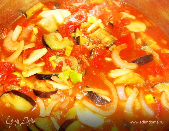 Выложить томаты (можно в собственном соку) к овощам, посолить и приправить кумином. Тушить 10 минут.