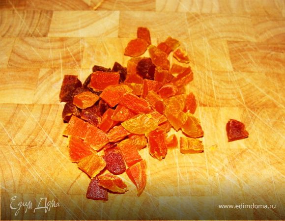 Добавить измельченную курагу. Дать потушиться еще 5 минут.