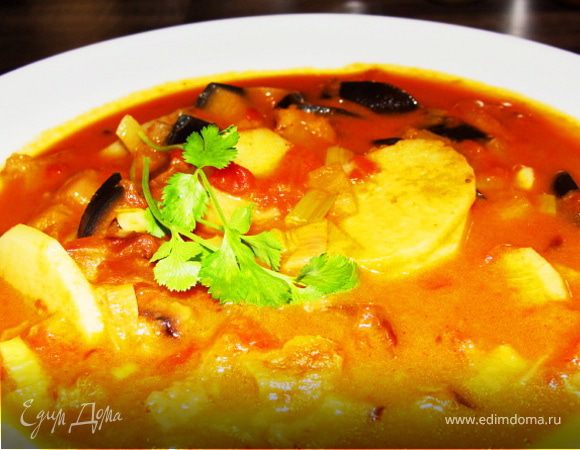 Индийское карри готово! Подавать со свежим белым хлебом, лепешками и кинзой. Приятного аппетита!