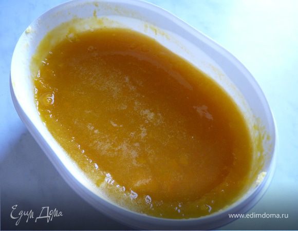 Для сорбета очистить манго от кожуры, срезать с косточки, нарезать очень маленькими кубиками. В сотейнике растопить сахар с 4 ст.л. воды, довести до кипения, положить манго, готовить на сильном огне, всё время перемешивая, 3 мин. Снять с огня и полностью остудить. Цукаты мелко нарезать. В пригодный для замораживания контейнер влить соки, положить цукаты и манго вместе с сиропом. Перемешать, поставить в морозильник. Перемешивать вилкой каждые 30 минут.