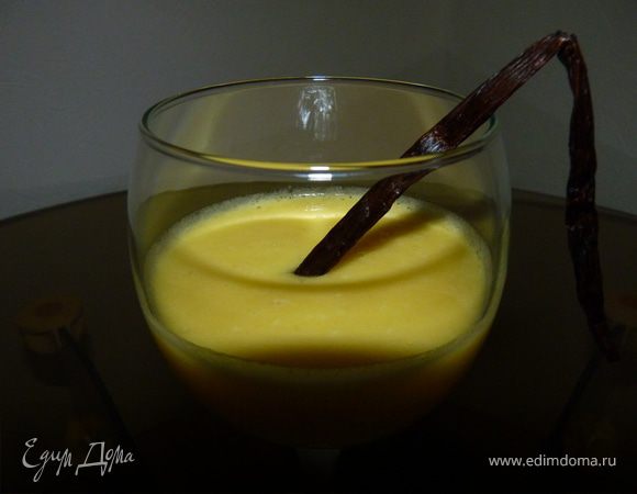 Для соуса влить ананасовый сок в кастрюльку. Стручок ванили разрезать пополам, выскрести в сок семена, положить сам стручок и на среднем огне довести до кипения.Уварить на половину, полностью остудить.