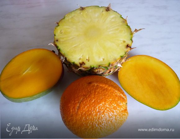 Мякоть ананаса нарезать тонкими дольками. Разложить ананасы и сорбет по креманкам, полить соусом, украсить мятой.