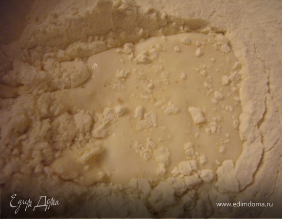 В просеянную муку (500 г) +соль добавь опару...