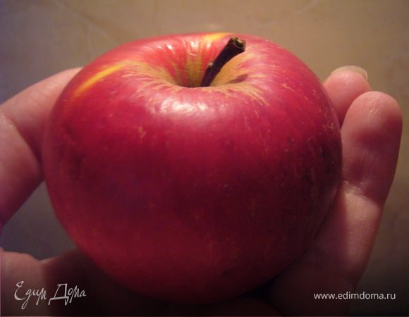 Почисти и порежь яблоко и сбрызни лимонным соком...