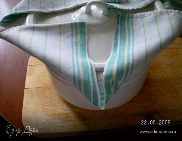 Кастрюлю с заквашенным молоком закрыть  крышкой завернутой  чистым кух.полотенцем
