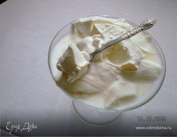 Можно употреблять сразу или дождаться одну неделю чтобы  больше  загустело.Густота зависит от жирности закваски и молока.Чем дольше гатыг будет хранится в холодильнике тем больше загустеет  и густота будет как на  42% сметане
