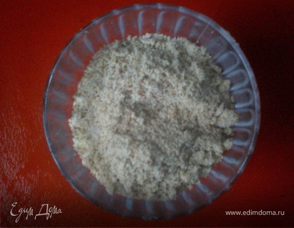 Размолоть миндаль в кофемолке до состояния порошка без крупных кусочков.