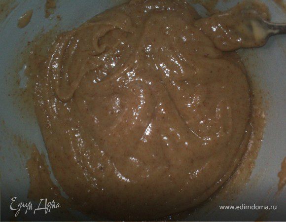 Соединить сыр комнатной температуры с сахарной пудрой. Добавить молотый миндаль и имбирный порошок к сыру, перемешать хорошенько.