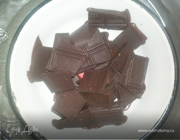 Шоколад поломать на кусочки и растопить на водяной бане.