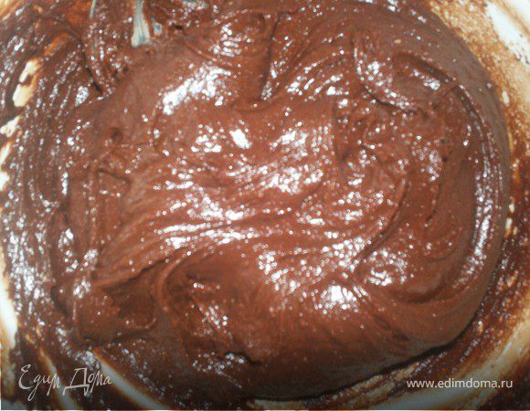 Влить растопленный шоколад в сырную массу, снова хорошенько перемешать, до однородности. Накрыть получившийся шоколадный ганаш крышкой и поставить в холодильник на 2 часа или на ночь.