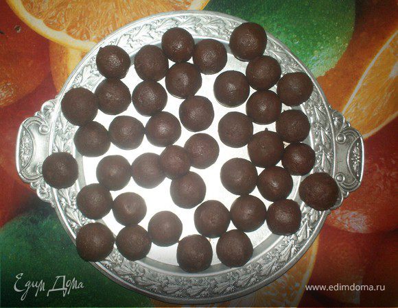 Остывший и порядком затвердевший ганаш набирать по чайной ложке и катать шарики между ладонями. У меня получилось 40 штук.