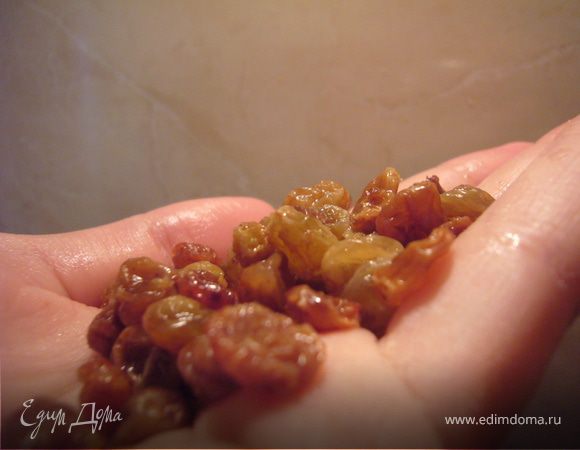 Изюм обваляй в корице.