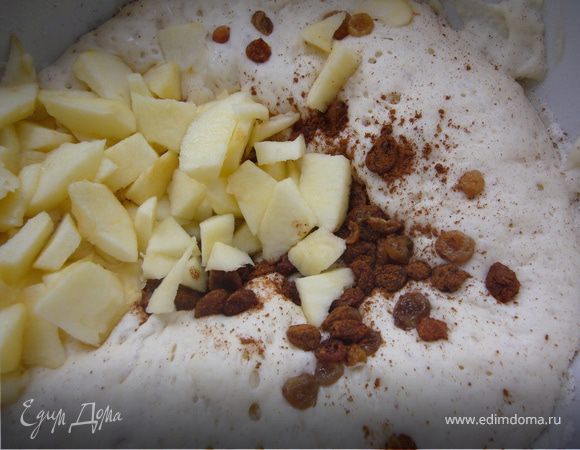 В тесто добавь изюм+яблоки+мука 500 г и на 30 мин в тепло...
