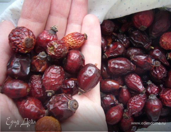 Промыть шиповник и залить холодной водой. Варить на небольшом огне.