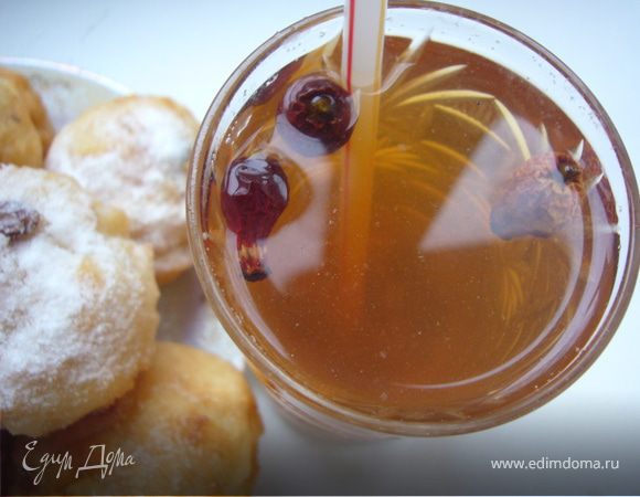 Снять с огня и настоять под крышкой 3 часа. Блендером размять плоды и прогреть снова.
Процедить и разлить по стаканам.