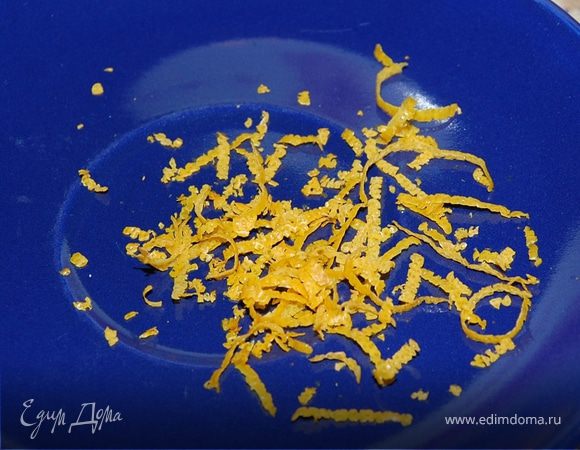 С лимона снять цедру.
