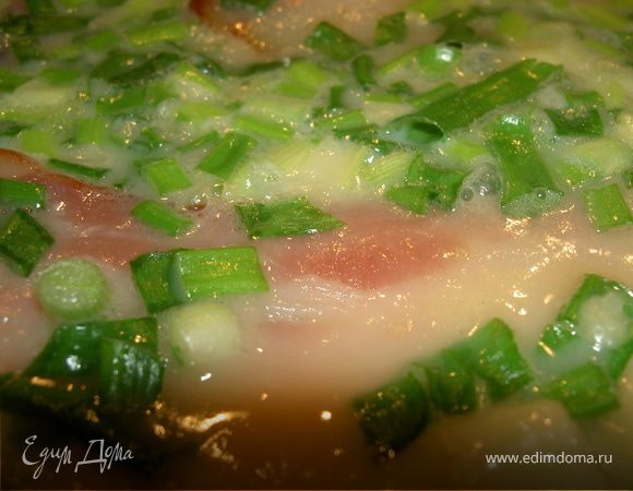 Когда омлет будет почти готов накроем крышкой и погасим огонь.