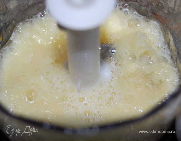 Лимон очистить от кожуры и семян.Перемолоть блендером в пюре.