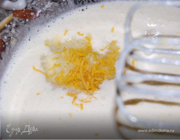 Яйца взбить с  сахаром. Добавить цедру и лимонное пюре.Хорошо перемешать.