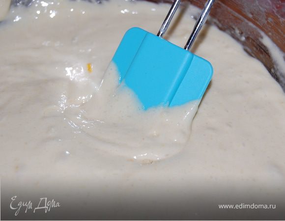 Добавить просеянную муку с разрыхлителем. Вымесить быстро.