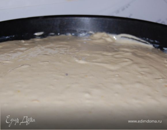 Вылить тесто ,в смазанный сливочным маслом, противень.