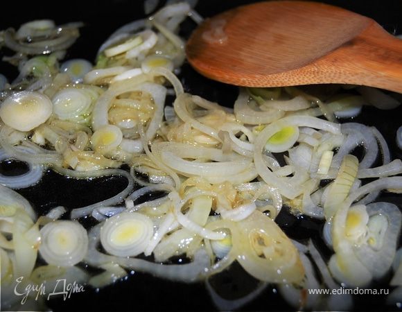 Лук нарезать полукольцами,чеснок колечками.Разогреть сковороду с маслом и протушить!!!(не жарить) лук с чесноком.