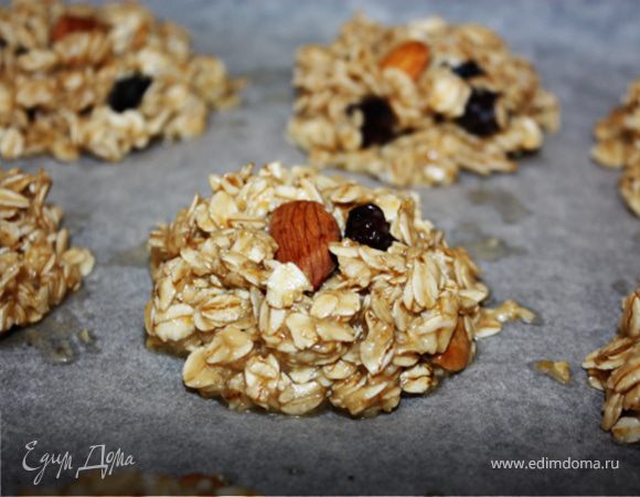 Включаем духовку разогреваться на 200 градусов. И ложкой выкладываем печенье на противень. Можно украсить целыми орешками (любыми). Я выпекала и на бумаге (как на фото), и просто в форме, смазанной маслом. Второй вариант нравится больше. 