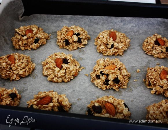 Ставим в духовку на 15-20 минут, если любите помягче. 
Или ждем, когда печенье слегка потемнеет, если любите хрустящие.