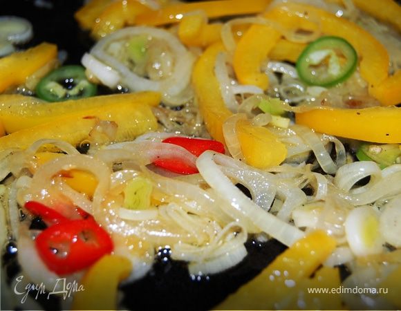 Добавить нарезанный полосками болгарский перец,и колечками чили(без семян).