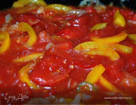 Помидоры бланшировать мин 3,сделать сверху крестообразные надрезы и снять кожицу.Нарезать кубиками и добавить в сковороду и тушить, время от времени помешивая, около 15 минут или до тех пор, пока бОльшая часть соуса не выпарится. Заправить солью и специями по вкусу.