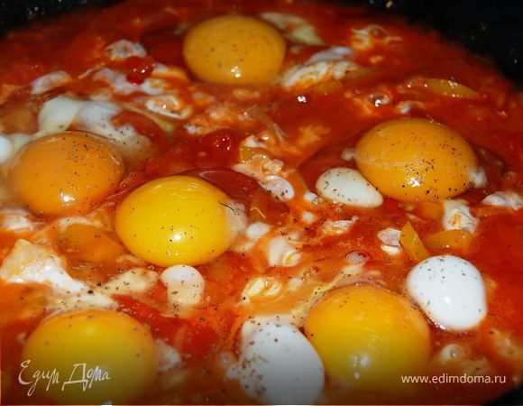 Сверху выпустить целые яйца.Посолить,поперчить яйца. Не перемешивая, держать на огне пока яйца не будут готовы.