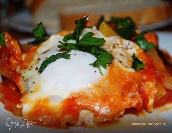 Снять с огня, посыпать зеленью и сразу подавать.