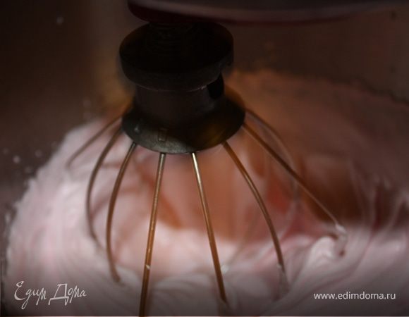 3. При включенном комбаине начинаем вливать в желатин горячий сироп. На большой скорости сбиваем до большой,белой массы (около 10 минут).