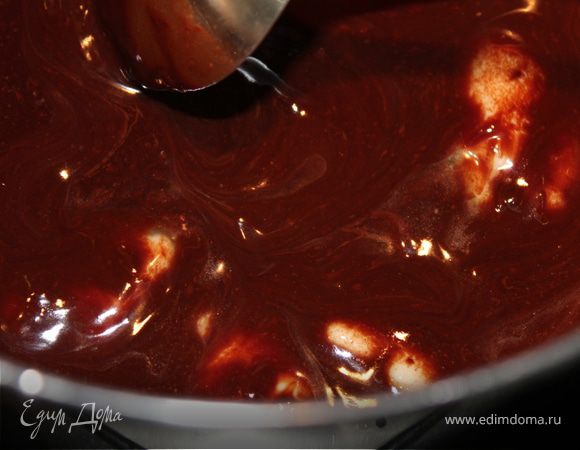 <font style="vertical-align: inherit;"><font style="vertical-align: inherit;">Шоколад и масло поставить на огонь и растопить.</font></font>