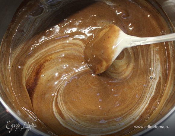 Яйца взбить до пены, добавить муку, разрыхлитель и кофе. Смешать с шоколадной смесью до однородной консистенции.