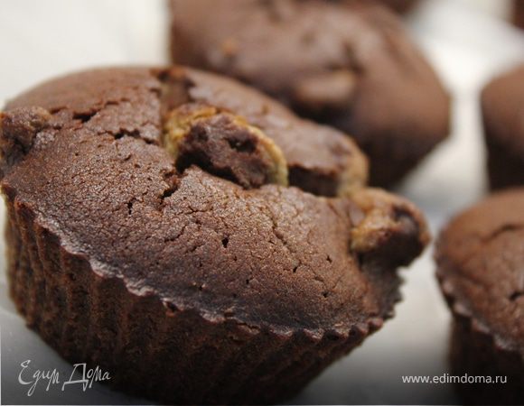 Формочки смазать маслом и заполнить их нашим тестом. Выпекать в разогретой духовке минут 25 при 190°C.