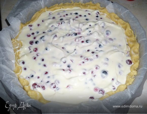 Готовим начинку, пока тесто охлаждается в холодильнике. 
Сахар с творогом перетираем в блендере, добавляес сливки. Распределяем начинку равномерно на тесто, сверху выкладываем ягоды.
