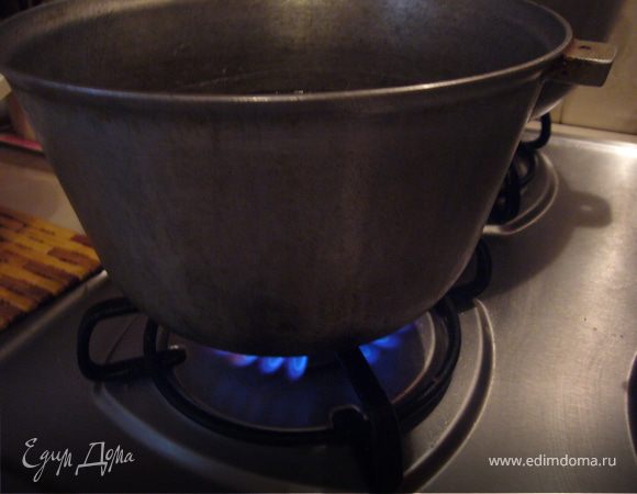 Воду посолить и добавь уксус.Довести воду до кипения,...