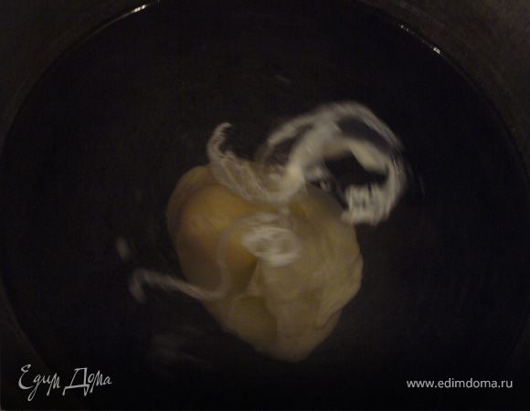 Размешивая ложкой,влить сырое яйцо.Варить 2 мин чтобы схватился белок и вытаскивать.приготовь голландский соус (готовить на водяной бане):растопи сливочное масло(отдельно)
В другой кастрюльке взбей желтки+ растопленное сливочное масло+соль+перец+2 ч.л. лимонного сока
