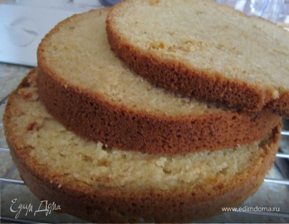 Готовим бисквит по-рецепту http://www.edimdoma.ru/recipes/20941 
Разрезаем его на 2- 3 коржа(как кому нравится)