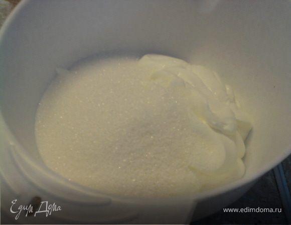 Сметану взбить с сахаром.