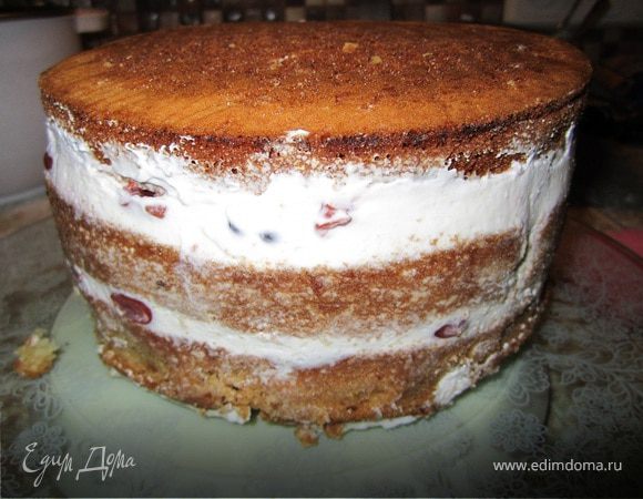 Собираем торт. Корж, крем, вишня, шоколад.
Торт лучше поставить на пару часов в холодильник для застывания. 
