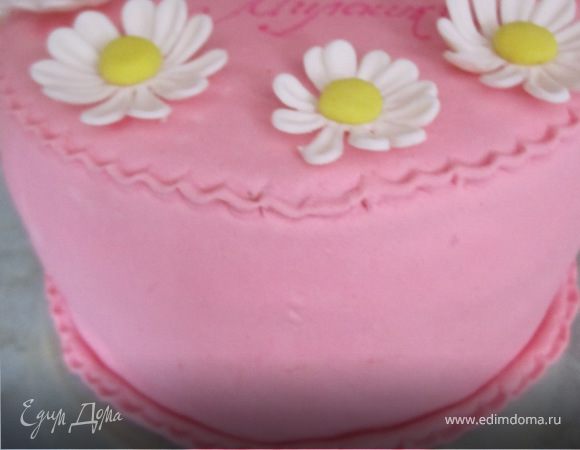 Достать из холодильника, выровнять торт, масляным кремом. 
Покрыть сверху мастикой.

Или все упростить и покрыть сверху кремом, или же залить шоколадной глазурью (50 гр.шоколада+50 гр.масла, все растопить).